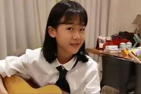陆毅女儿蜕变成大姑娘抱吉他演奏 五官神态复刻爸爸图片