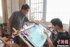 一张纸能否经得起“千疮百孔”的考验？看这位手艺人如何纸上“飞针走线”图片