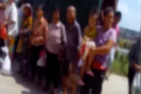 神操作！1人座三轮摩托车变身中巴车 里面硬塞了17人图片