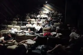 暴雨中的郑州电影院，共同上演了一部“城市之光”图片