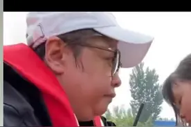 救援新乡！韩红、王一博率爱心团队下水转运灾民图片