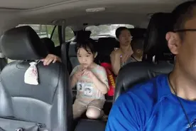 杭州一区红色暴雨预警，山洪冲入村内，积水最深时30公分！记者采访途中载出多名被困群众图片