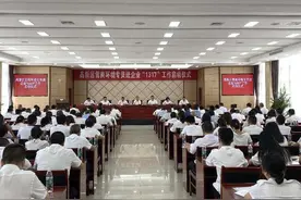 四川自贡高新区100名营商环境专员进企业服务 颁出首张项目建设证书图片