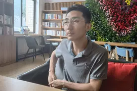 地铁5号线里跪地救人的医生：只要愿意帮助别人，就会成为英雄图片