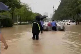 郑州民警暴雨中用皮划艇营救临盆产妇 生命接力迎来母子平安图片