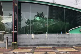 暴雨之夜，她们登上了五号线那趟地铁图片