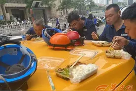 暖心！西安供电队员郑州救援时餐馆吃包子 老板娘非要免单图片