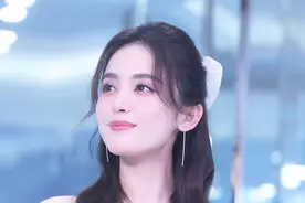 美晕了！娜扎披肩发配精致耳饰超养眼 白纱长裙小露香肩仙气飘飘图片