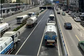 郑州迈出恢复秩序第一步：路面在摆摊，地下在清淤图片