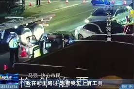 揪心！电动车女骑手被两货车夹住，动弹不得图片