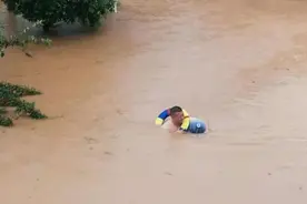 荥阳“硬汉”所长出警路上救回28名群众图片