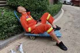 长时间奋战，救灾后的消防员累瘫昏睡，兄弟们辛苦了图片