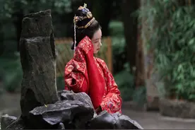 陈都灵晒古装凤冠霞帔婚服造型 网友：隔着屏幕我都想跟你结婚了图片
