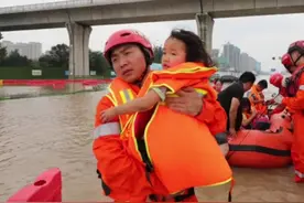 江西消防从洪水中救出郑州一家五口，小女孩给消防员一个“天使之吻”图片