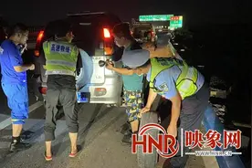 支援新乡救援队返程车辆高速爆胎 高速交警深夜紧急救助图片