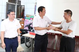 东莞寮步镇委书记叶沃昌率队开展“八一”走访慰问图片