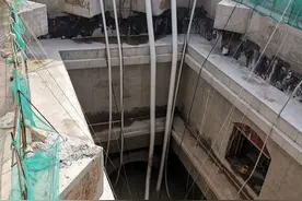 湖南消防驰援郑州，提着35公斤抽水泵游进地下室工作图片