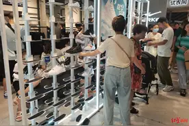 鸿星尔克线下有门店销量猛增10倍，货架上鞋子被一抢而空图片