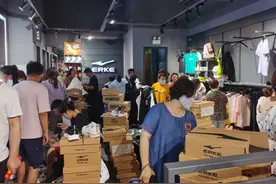 鸿星尔克济南店内多款产品已断货！董事长凌晨发声回应网友“野蛮消费”图片