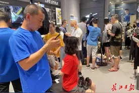 “我们是来买鞋子的吗？是为了用行动支持良心国货”，鸿星尔克武汉门店卖爆了图片