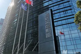 直击鸿星尔克总部 现场有网友高喊“支持国货，河南加油”图片