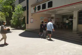 双减政策各方怎么看？家长最怕培优转为“地下”，落实减负得让家长告别“内卷”图片