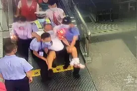 老人乘地铁扶梯时摔伤 合肥民辅警紧急救助图片