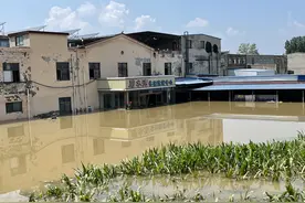鹤壁决口72小时：救援队架舟桥，卡车填决口，村民开三轮运沙石图片