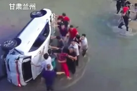 汽车掉入南河道 20多人跳入水中施救 网友点赞：“人性的光辉尽显，他们奋不顾身的样子真帅！”图片