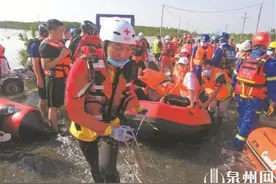 泉州多支救援队伍驰援河南 队员马不停蹄转移受困群众图片