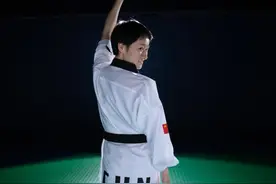 今天是女儿的生日 她正期待着妈妈吴静钰微笑着回来图片