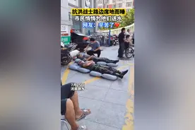 抗洪战士路边席地而睡，市民悄悄为他们送水图片