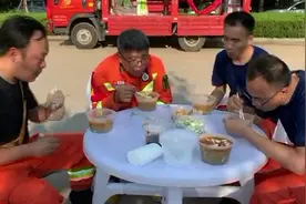 河南市民为消防员摆“1分钱早餐摊”：你们来救援我们家乡，供一顿饭应该的图片