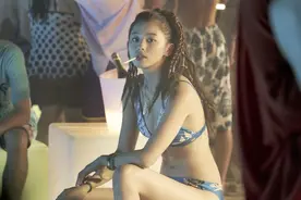 《今际之国》比基尼正妹闪婚！大9岁歌手老公出身放浪家族图片