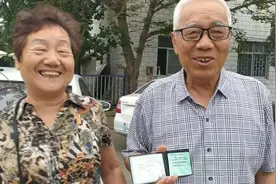 77岁老人历经7个月拿到驾照：自驾游不给子女添麻烦图片