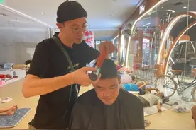 “出场费”128元的托尼老师，在杭州大厦安置点支起临时理发点图片