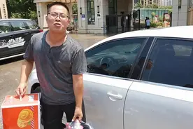 偶遇“救命”的湖北消防员，河南小伙拦车做了这件事图片