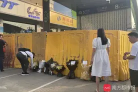 郑州地铁5号线失联者邹德强确认遇难！市民到地铁口送花悼念图片