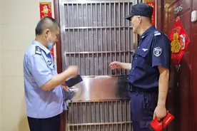 大热天拉闸停电！民警为了阻止电诈也是拼了图片