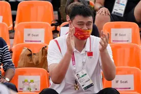 中国三人男篮绝杀波兰，姚明场边振臂高呼图片