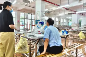 支援核酸检测一线的“准医生们”：离开羽翼，我们独立担当图片