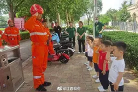 暖心瞬间～河南小朋友站一排给消防员敬礼图片