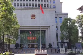 重庆两幼童坠亡案一审开庭 原告当庭撤回附带民事诉讼请求严判图片