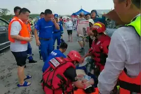 心疼！新乡一救援人员现场晕倒，东莞蓝天救援队施救视频封面