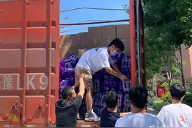 华中科技大学向河南灾区捐赠价值100万元物资图片