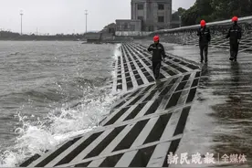 台风专用记者不能太瘦？其实我们的记者是这样采访新闻的图片