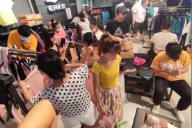 直击北京鸿星尔克专卖店：顾客上演“野性消费”视频封面