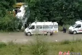 泾川县青兰高速路段载63人客车侧翻 已致13人死亡图片