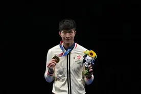 张家朗夺得香港回归后奥运首金！现场奏响《义勇军进行曲》图片