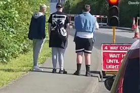 爆笑时刻！英国三名青少年在人行道上等红灯后继续行走图片